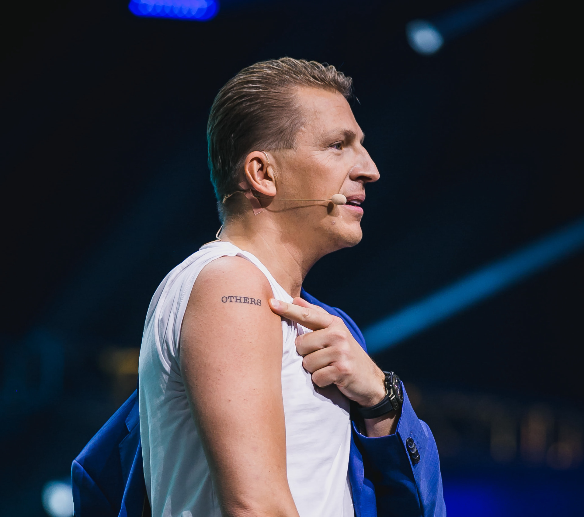 Tobias Beck auf der Bühne mit OTHERS Tattoo